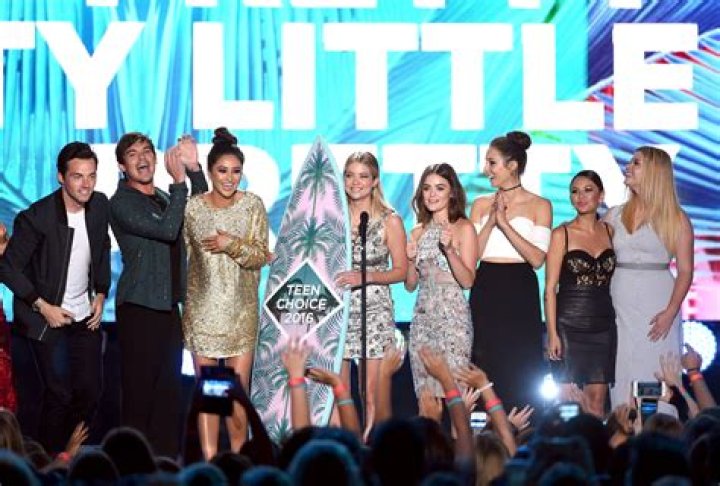 'Pretty Little Liars' Wins 6 Teen Choice Awards & Every Single One Is Totally Deserved