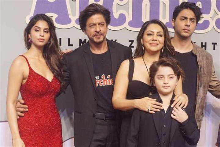 'Seems like an...': Shah Rukh Khan REACTS as fans groove to beats of Zinda Banda on the streets of Peru