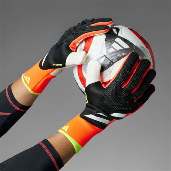 'WW2 gloves' - Fans mock Karius' goalkeeper gloves and compare him to Alan Partridge while others joke they're from B&Q