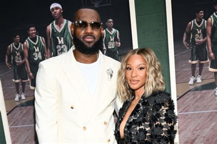 'You Know That Love Runs Deep': NBA Fans Praise LeBron James for Purchasing $100K Painting From Restaurant for Wife Savannah James