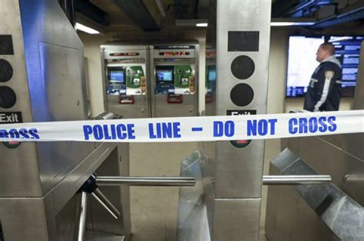 1 dead, 5 injured in shooting at New York City subway station