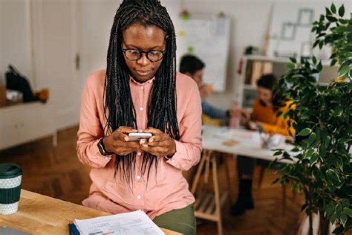 10 Texts To Send To Someone Who’s Ignoring You