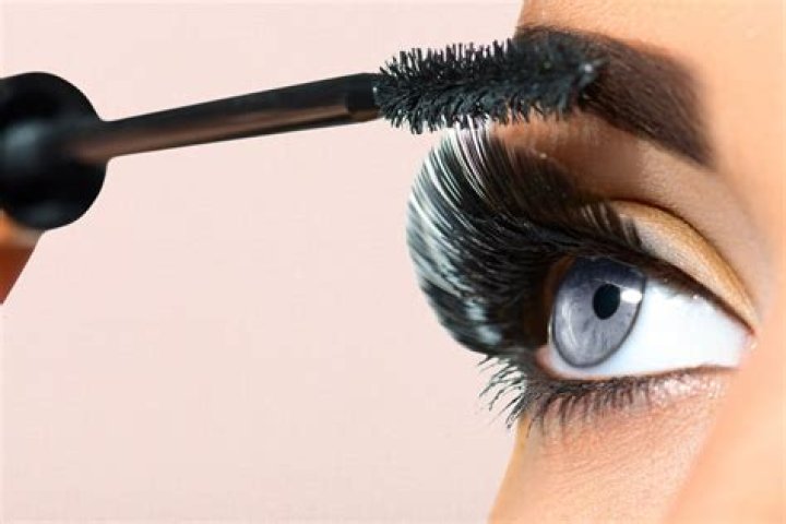 14 Best Mascaras for Contact Lens Wearers to Ensure Gorgeous Eyes