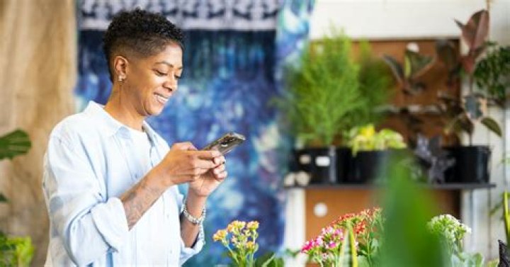 3 Best Queer Dating Apps, According To Women & Nonbinary Folks