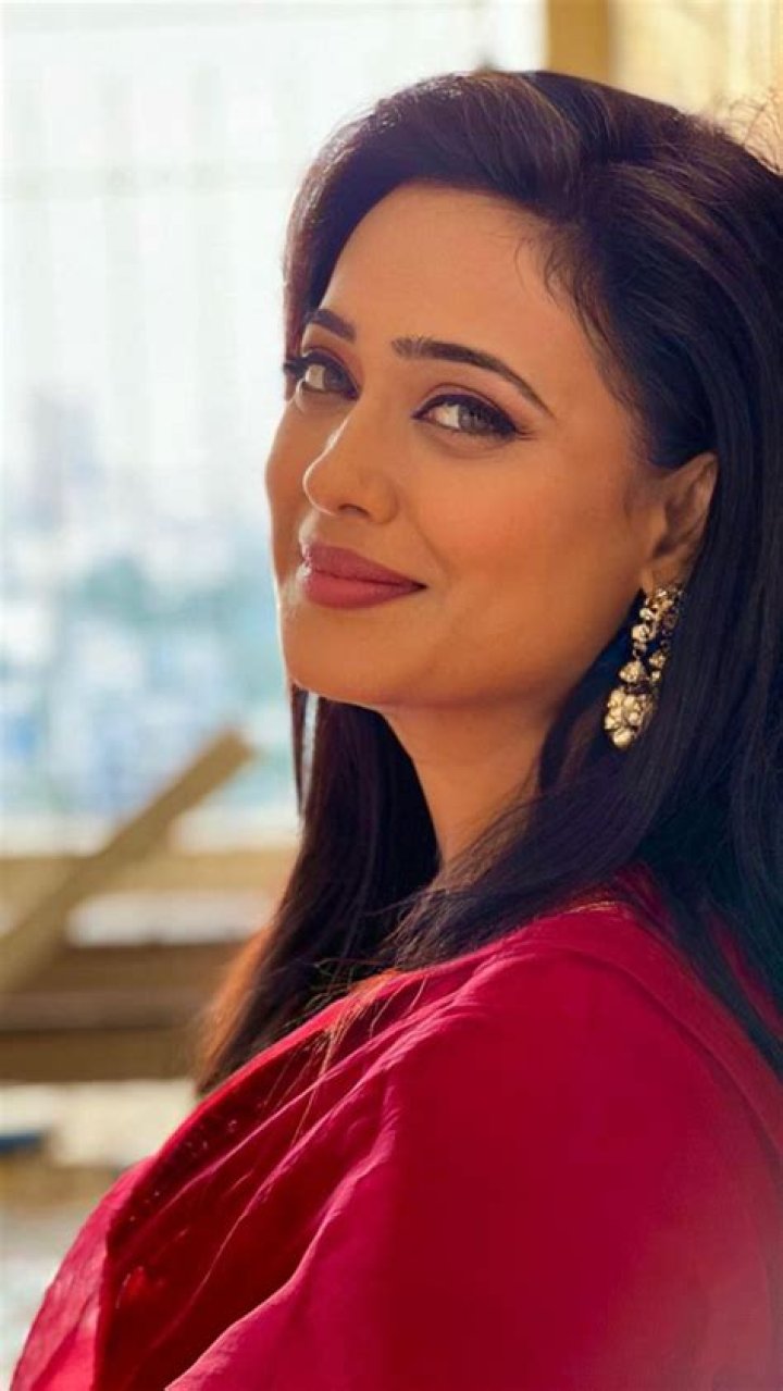 42-year-old Shweta Tiwari is aging like fine wine, flaunts her midriff in bold beige outfit; PICS