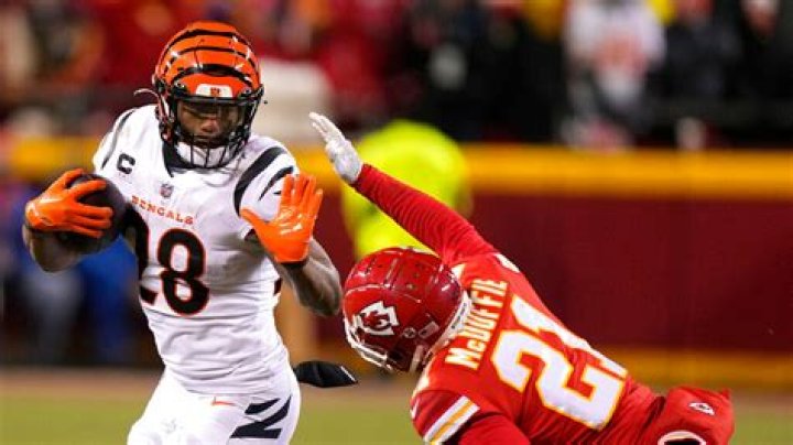 Bengals’ Joe Mixon charged with pointing gun at woman