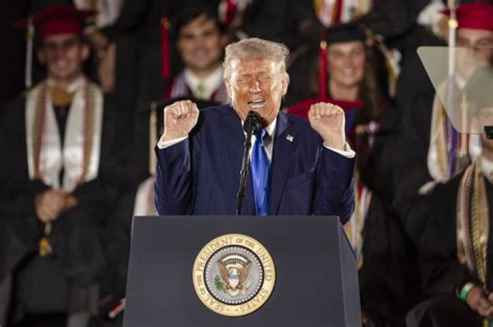 Bush 41 delivers commencement address at Monmouth College in 2000