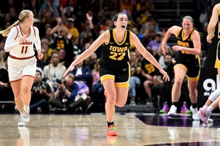 Caitlin Clark’s 44 lift Hawkeyes by 4 in matchup of Final Four teams