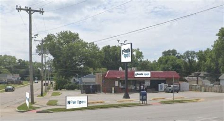 Chicago-based company reopens old Sinclair stations, Kwik Shops in Davenport