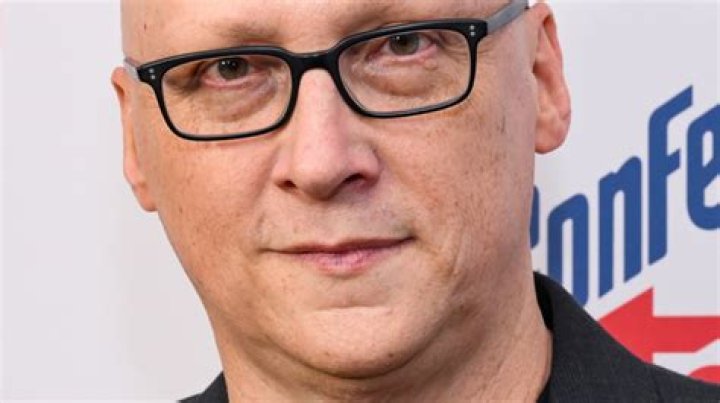 Confess, Fletch Director Greg Mottola Is Penning A Sequel (Despite Not Having A Proper Greenlight)