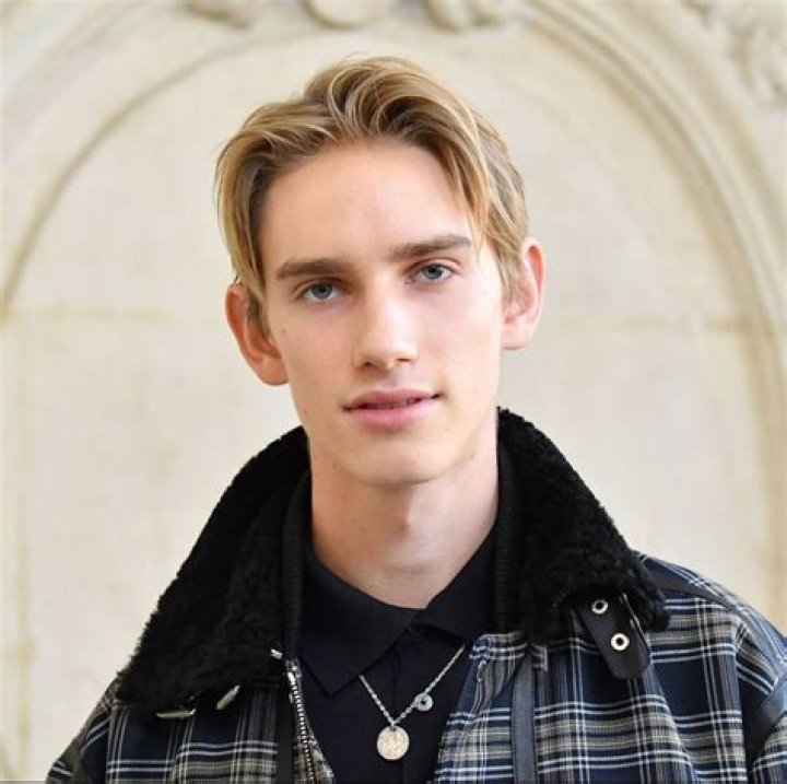 Damian Young (Actor) Wiki, Biography, Age, Girlfriends, Family, Facts and More