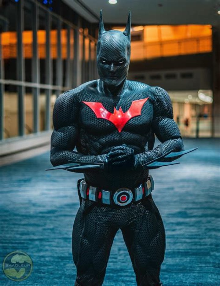 DC Comics Fan Creates Stunning Batman Beyond Cosplay
