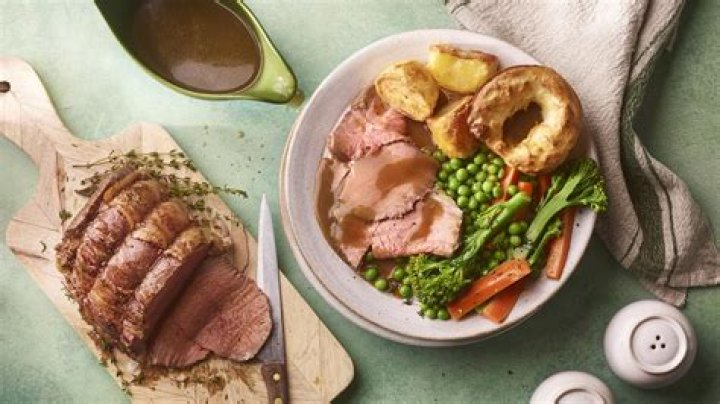 Diner slams pub's 'dry and overcooked' roast dinner after uni student pays £11.79 for 'depressing' meal