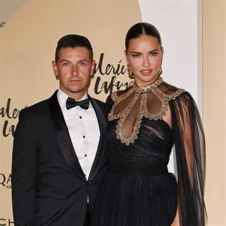 Does Adriana Lima Have Siblings?