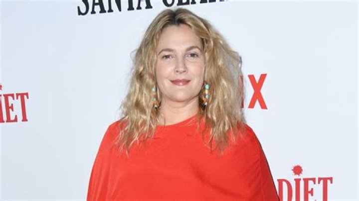 Drew Barrymore takes out teeth in adorable throwback clip