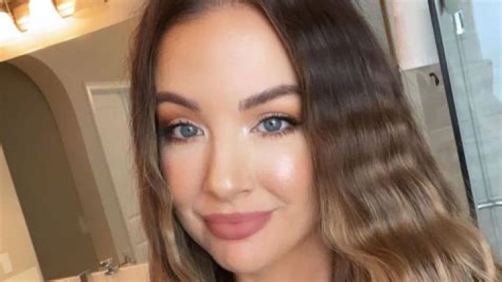 Elizabeth Potthast’s sister Jenn shows off her tiny waist