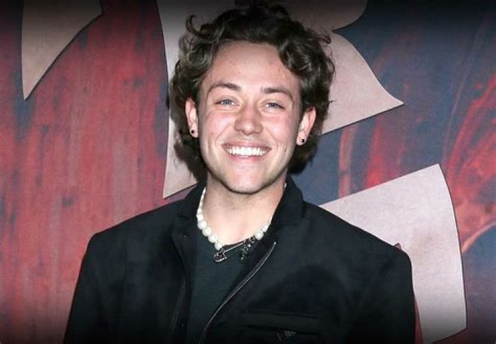 Ethan Cutkosky Biography - All About the 'Shameless' Star