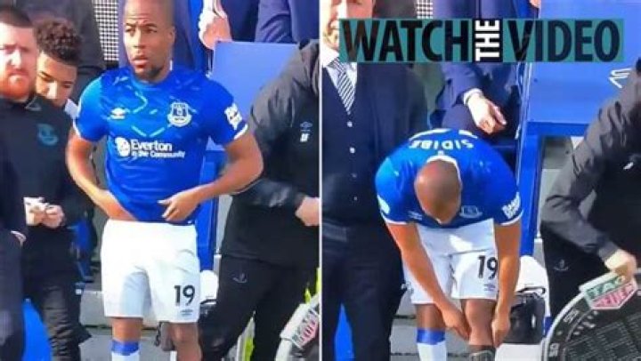 Everton star Sidibe leaves fans in hysterics after his substitution is delayed because he forgot to wear a sock – The Sun