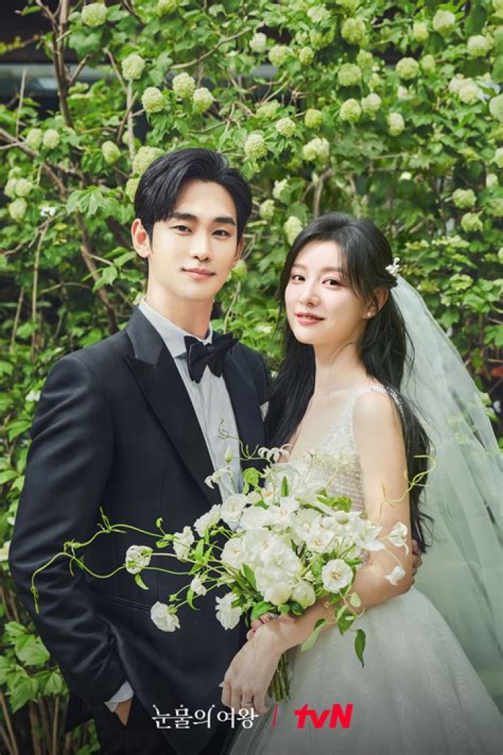 Exploring Kim Soo Hyun's Love Life: Who Is His Girlfriend?