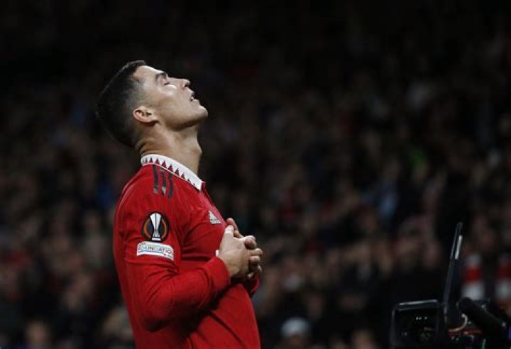 Fans all saying the same thing as Man Utd's Alejandro Garnacho spotted with Cristiano Ronaldo tribute on phone wallpaper