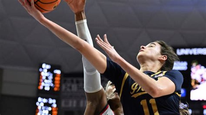 Freshman Hannah Hidalgo scores 34, lifts No. 15 Notre Dame past No. 8 UConn 82-67 on the road