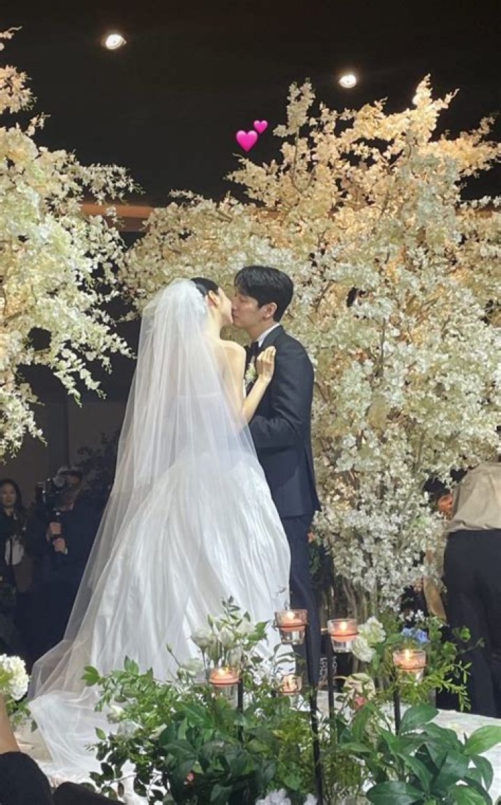 From Park Shin Hye, Park Hyung Sik to 2AM and 12 more Korean celebrities at Yoon Bak and Kim Su Bin's wedding