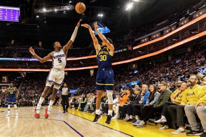 Golden State Warriors defeat the 76ers as Stephen drops his 10th straight 30plus points game