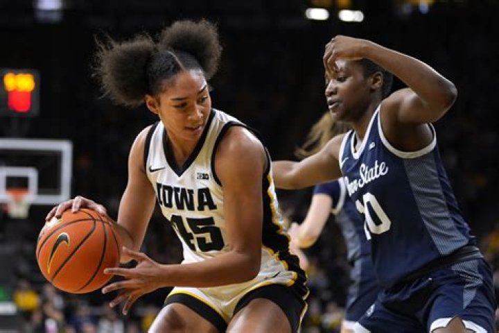 Hannah Stuelke steals the scoring spotlight in Hawkeyes’ win