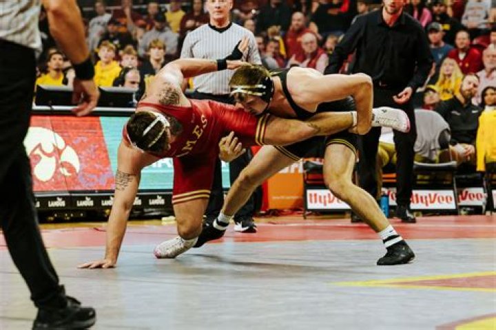 Hawkeyes wrestler Sam Stoll shot in knee