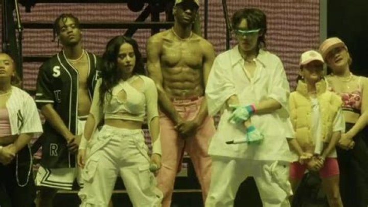 How tall is Becky G? Fans gush over singer’s height difference with j-hope at Lollapalooza
