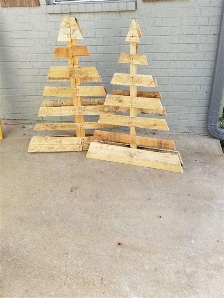 How to make a pallet christmas tree