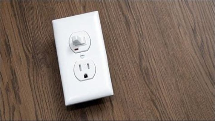 How to replace a light switch with a switch/outlet combo