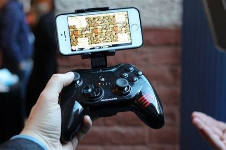 How to use a physical game controller with an iphone ipad or android device