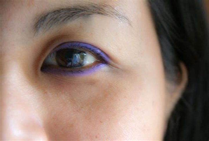 How to use colored pencils as eyeliner