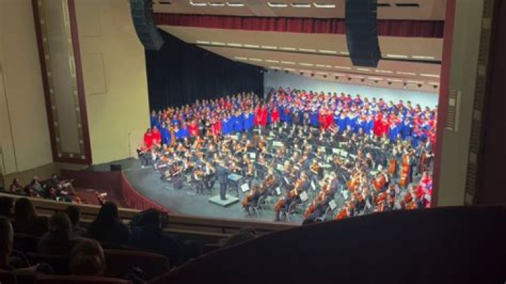 Hundreds bring in the holidays with Davenport Community Schools