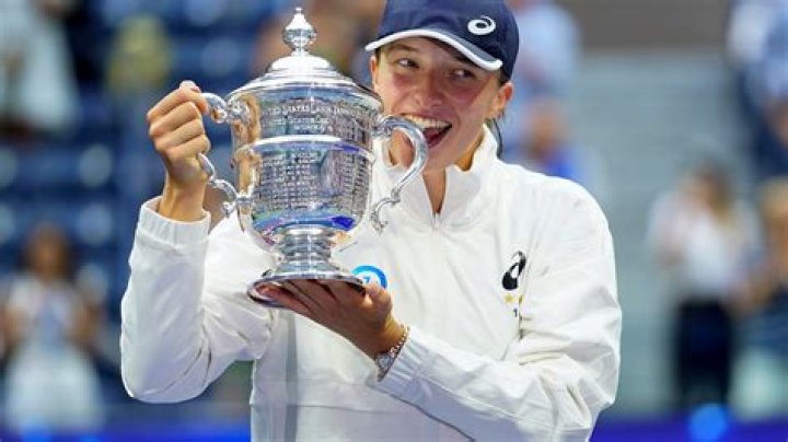 Iga Swiatek is No. 1 and owns 4 Grand Slam titles at age 22. Can she win Wimbledon, too?