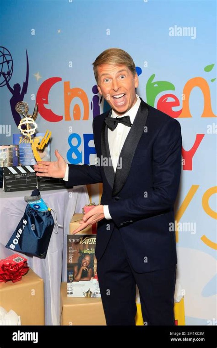 Jack McBrayer Debuts in Exclusive Christmas Episode Clip