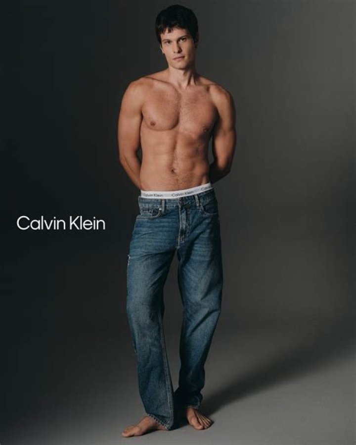Jeremy Allen White's Calvin Klein advertisement couch up for grabs for free? The Bear actor responds to the news