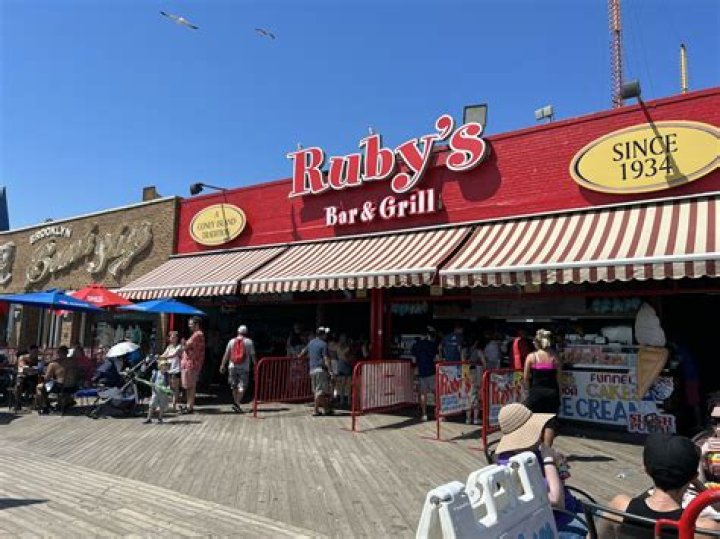Junior’s Sports Bar and Grill in East Moline gives out 400 free meals to the community