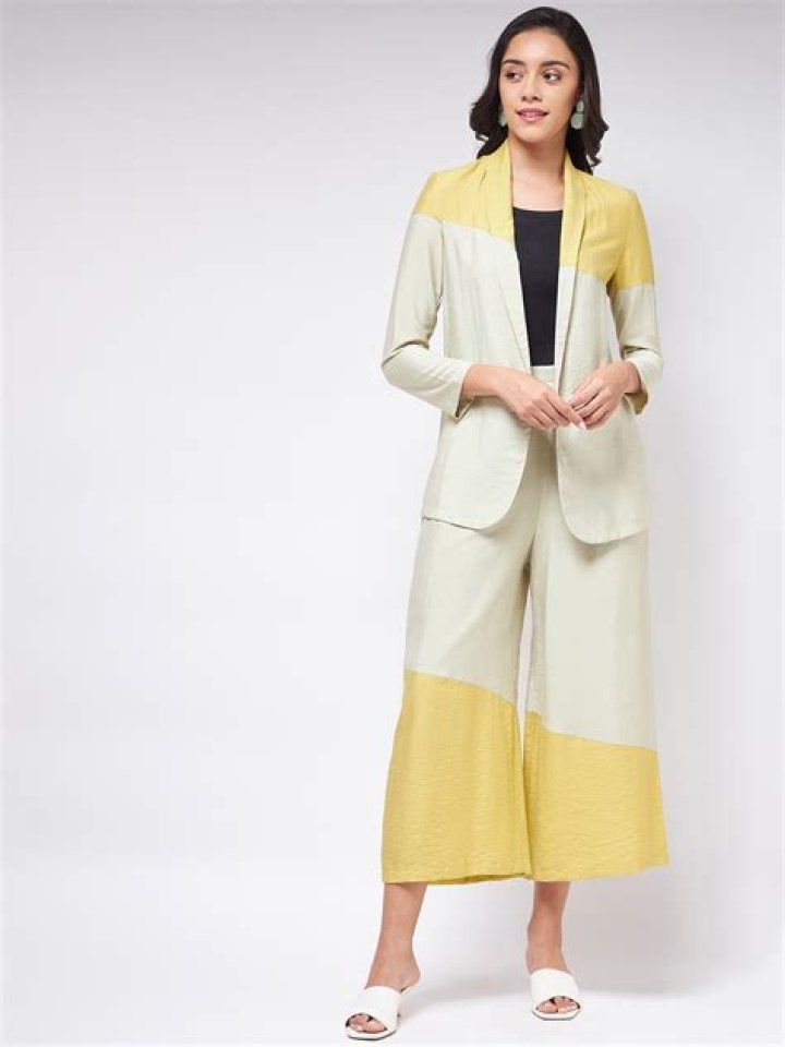 Kiara Advani serves statement-making airport look in sophisticated color-blocked blazer and flared pants