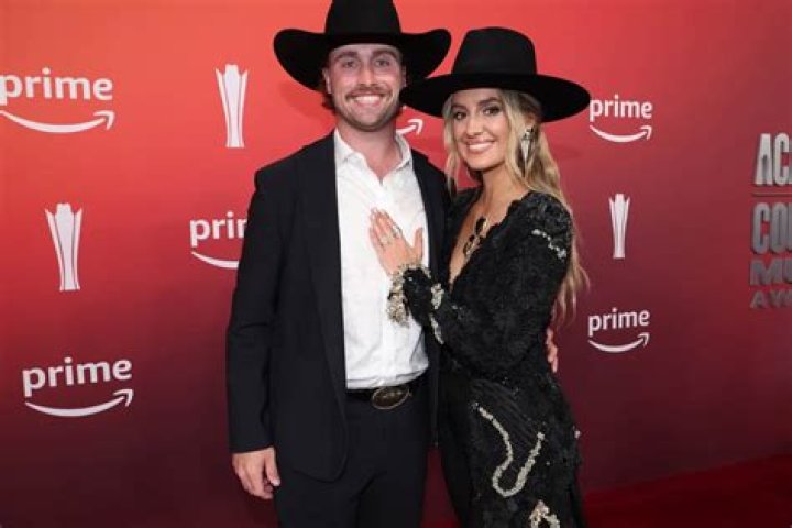 Lainey Wilson Husband, Is She Married ? Boyfriend, Net Worth, Height