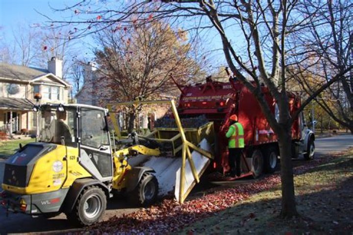 Leaf pickup begins in Muscatine