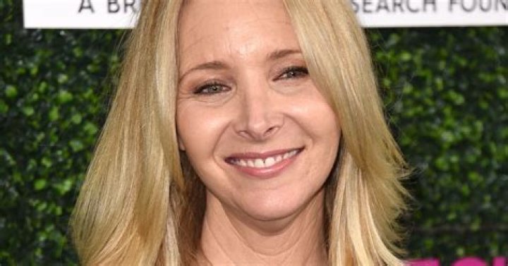 Lisa Kudrow's Favorite 'Friends' Episode Will Bring You Back To An Epic Phoebe & Ross Moment