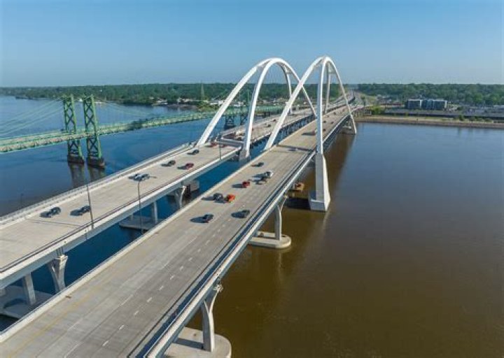 Mississippi River Bridge lane closure on Tuesday