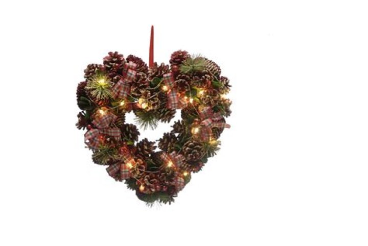 Mum makes incredible heart-shaped Christmas wreath, spending just £11 at Poundland and Home Bargains