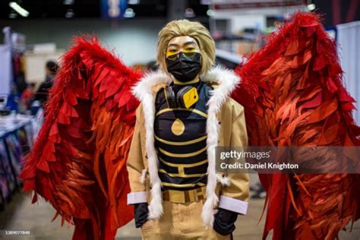 My Hero Academia Cosplayer Genderbends Hawks in Gorgeous Photo