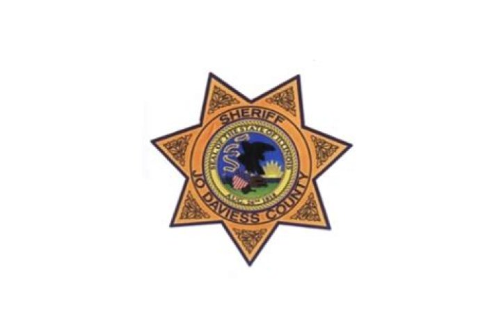 One extricated when car crashes into pond in Jo Daviess County