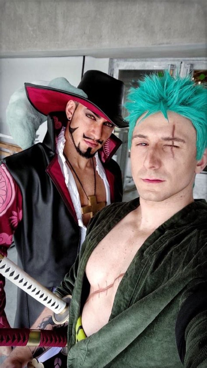 One Piece Cosplay Gives Mihawk the Stylish Look He Deserves