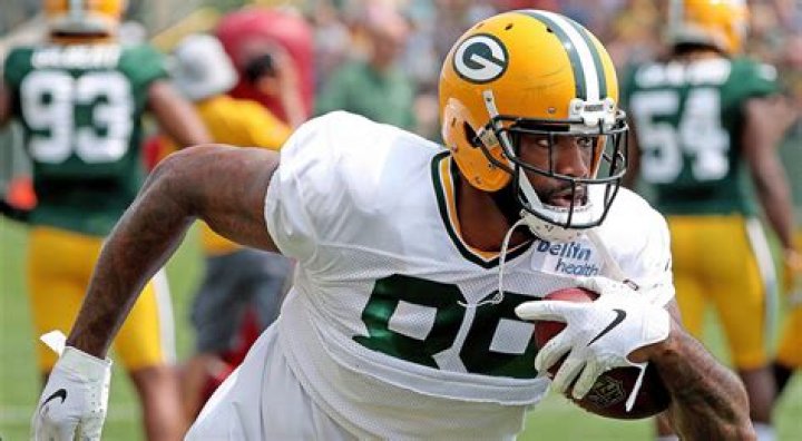 Packers holding on to veteran tight end Marcedes Lewis