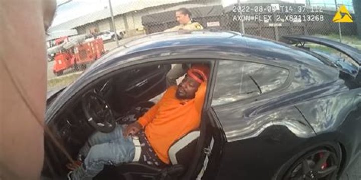 Police: Marshawn Lynch was asleep, car damaged before arrest